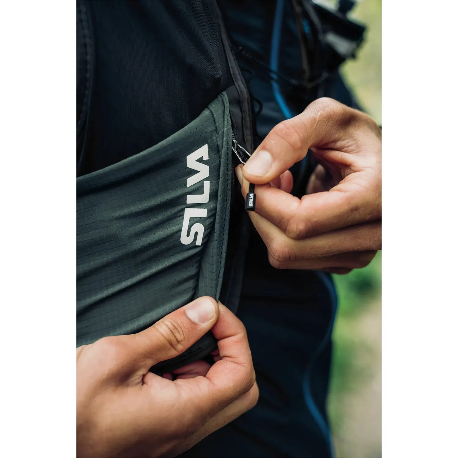 Silva Strive Fly 3L Laufweste grün mit 2 Trinkflaschen